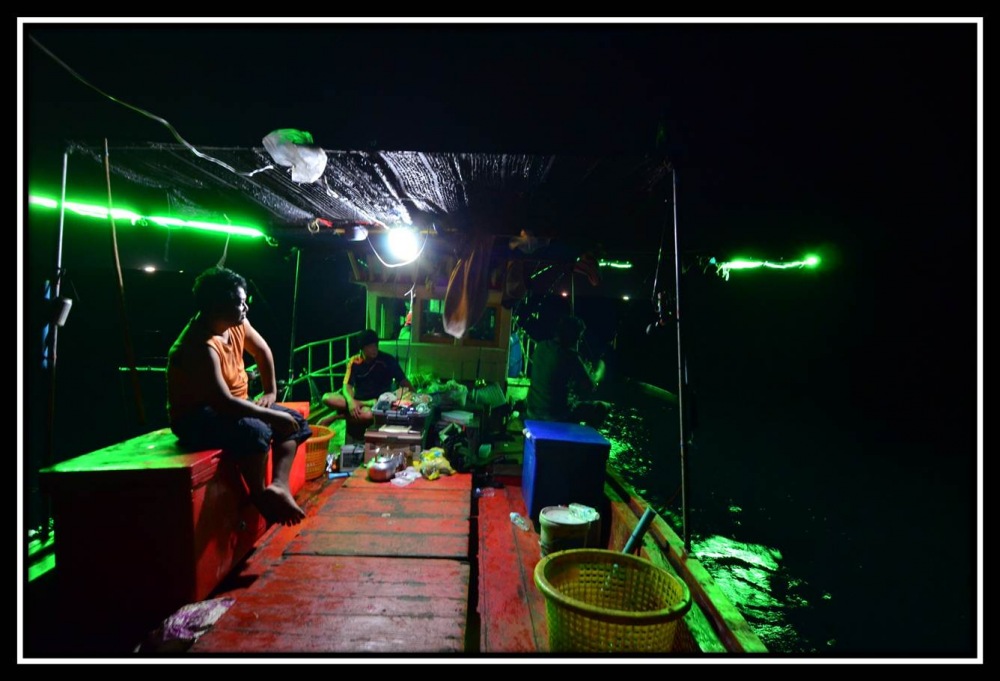 บรรยากาศในเรือตอนกลางคืนครับ... :laughing: