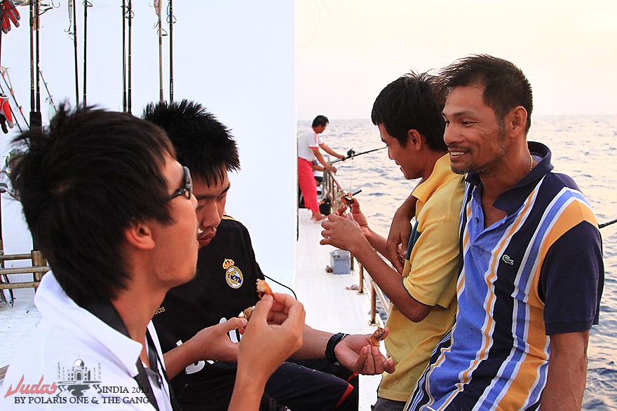 วงเหล้าเคล้าปลาเค็มเฮฮาสุดๆที่หัวเรือ ....นำทีมโดยกัปตัน