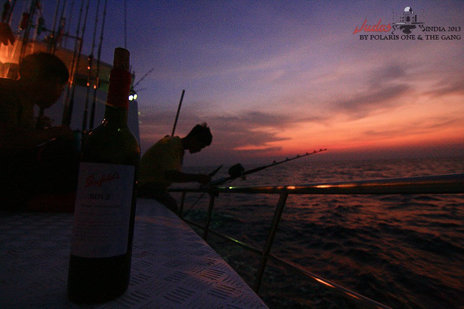 ที่หัวเรือ .....หลังจากกดปุ่มวิ๊นปลาขึ้นมา ...

ก็มักจะมารวมตัวกันยกแก้วจิบน้ำอมฤตในขวดลางๆที่ท่าน