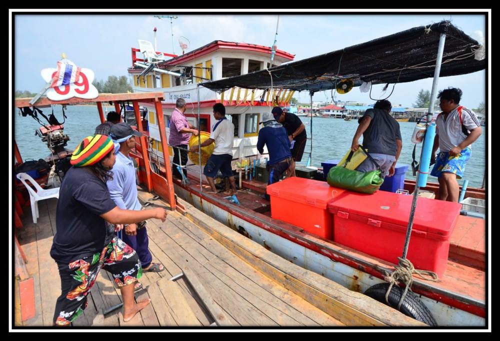 เทียบเรือได้...ก็ช่วยกันขนของเปลี่ยนเรือกันเลยครับ :laughing: