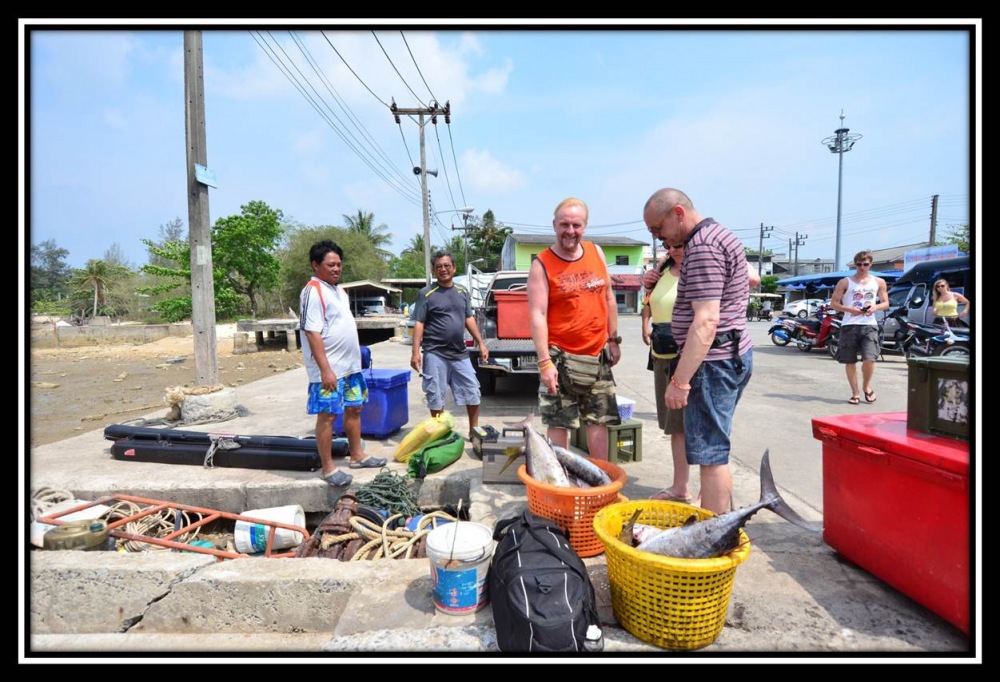 ฝรั่งที่มารอเรือข้ามฝากสนใจเดินมาดูบอกว่า โอ้ว...Big fish  Big fish. :laughing: