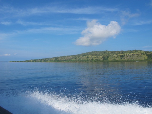 ผ่านไป ชั่วโมงกว่าๆ เกือบ 2 ชั่วโมง เรือก็มาลอยอยู่หน้าเกาะ แห่งหนึ่ง เกาะนี้ไม่มีคน มีแต่ แพะ อยู่เ