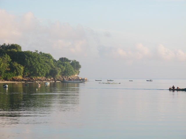 เมื่อเรือแล่นมาจอดที่สะพาน ไต๋เรือพาจอนห์ไปดูบ้านเพื่อนของเขา  ที่ยินดีให้เรานอนพักค้างกันที่นี่   -