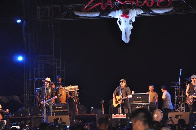 เปิดงานด้วยบทเพลง มนต์เพลงคาราบว