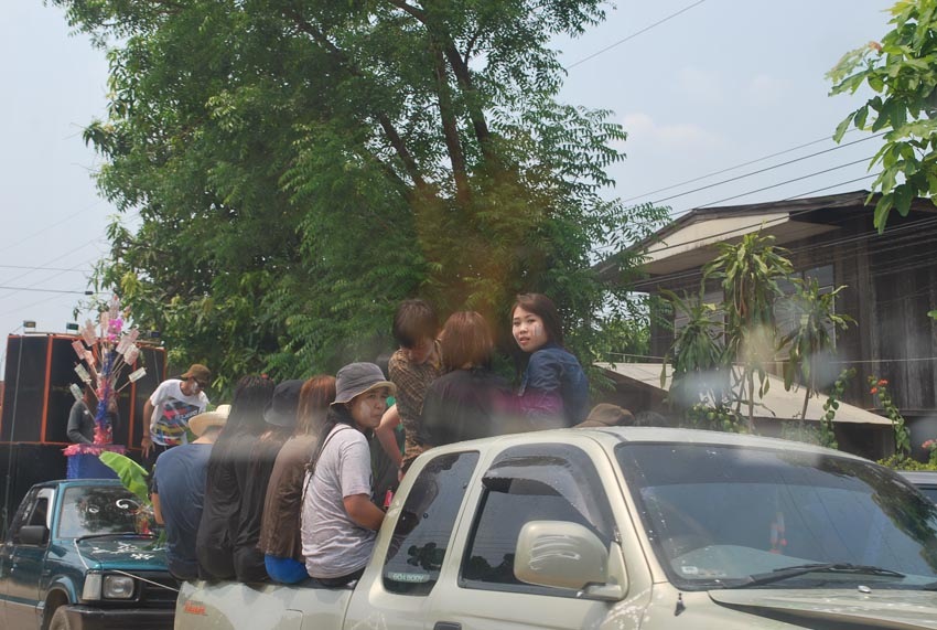 โอ๊ว ๆ ๆๆ   สาวอีกแล้ว ทนไม่ได้ๆ  ถ้าลงไป ได้เปียกหมู่แน่ เอื๊อกๆๆๆๆๆ   :laughing: :laughing:
