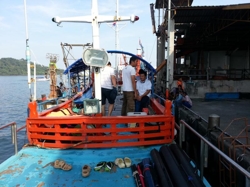 ขึนเรือที่ทับละมุเราออกเดินทางกับเรือ โชครุ่งเรืองทรัพย์ โดยมีไต๋ฮกและน้องอ๊อฟ เป็นคนนำทีม พอเห็นเรื