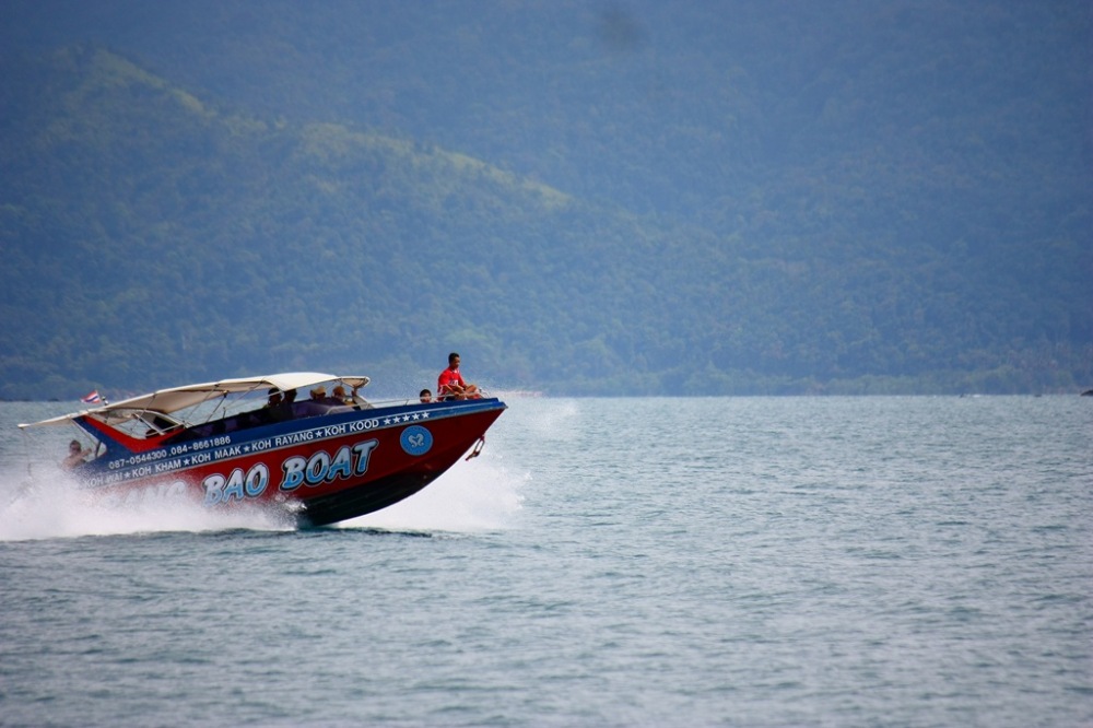 speed boat คอยบริการครับ...ถ้าต้องการไปเกาะต่าง ๆ ตามป้ายที่ติดข้างเรือ นี่น่าจะเป็นเรือจากอ่าวบางเบ