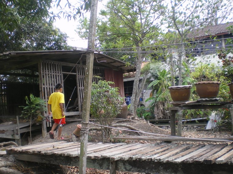 เดินผ่านบ้านเขาเข้าไปแบบนี้เหรอๆ  :laughing: