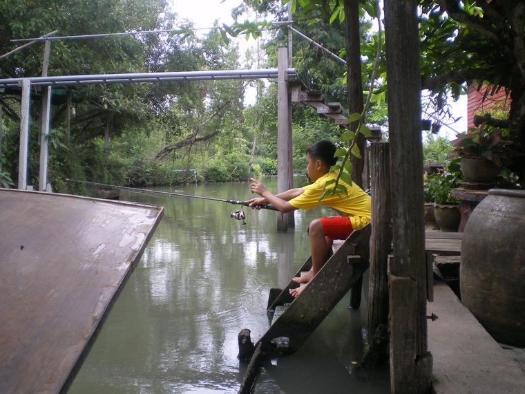 อืม มาลองกัน!! :rose: :rose:
-----------------------------
อุปกรณ์ที่ใช่มีทุ่นเล็กๆกับเหยื่อกุ้งฝอ