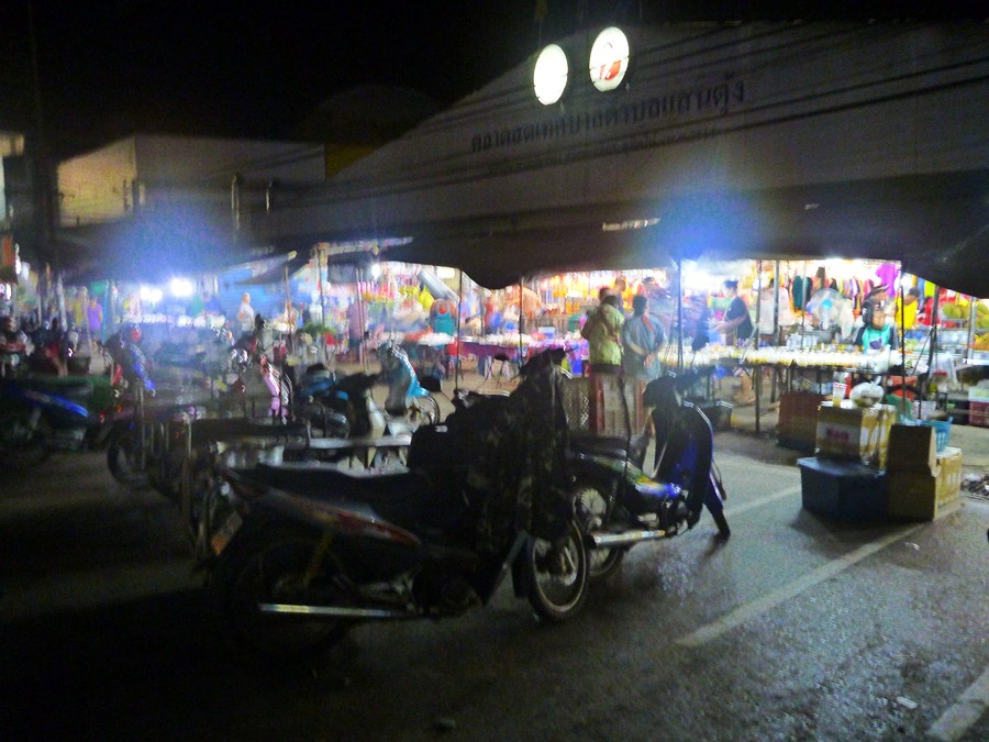  [center]จุดนี้เป็นตลาดเช้ามืดอีกแห่ง นอกจากตัวเมือง สำหรับจับจ่ายข้าวปลาอาหาร[/center]