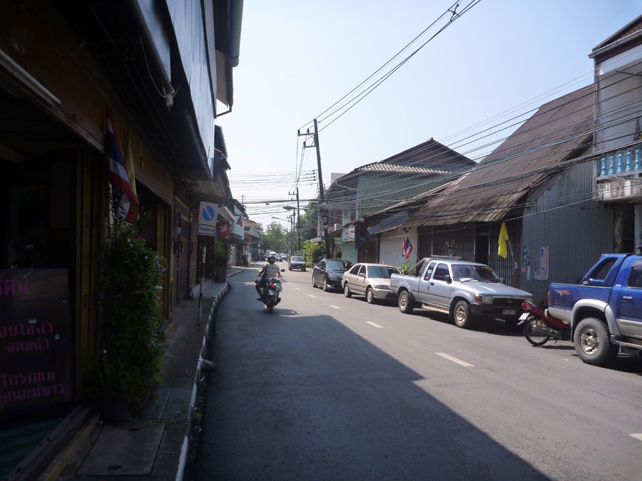  [center]บ้านแถบนี้ยังมีบ้านไม้โบราณแบบชุมชนเก่าให้เห็น[/center]