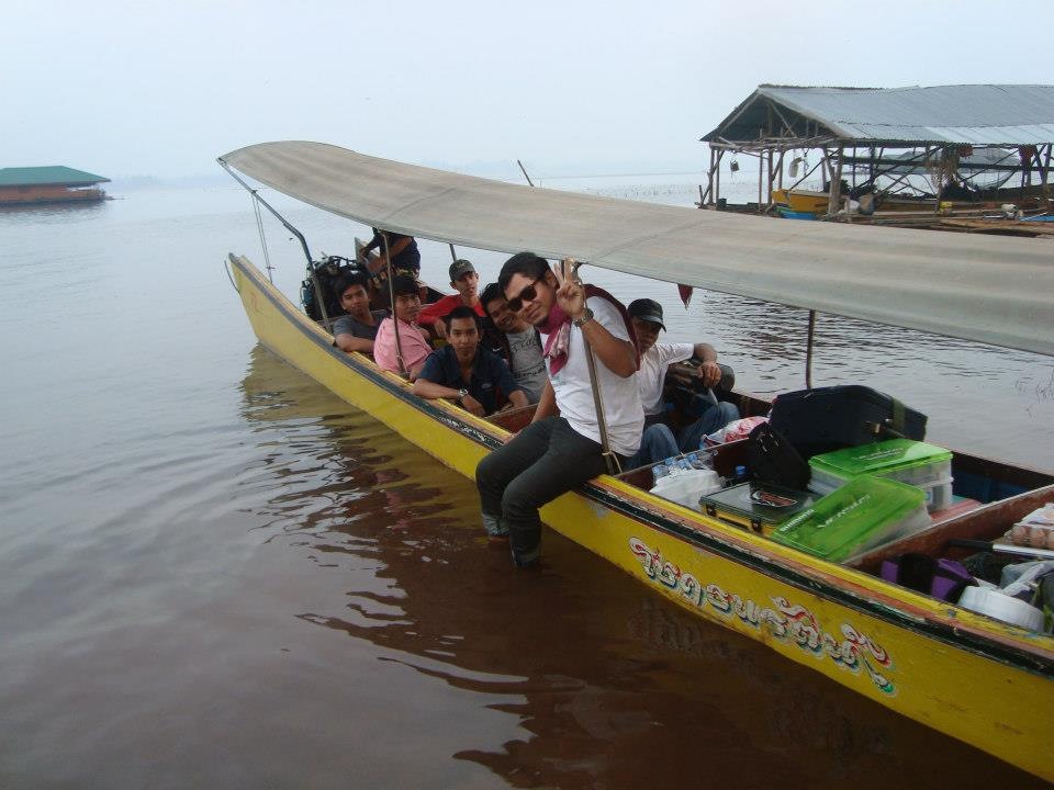ขนเสบียงขึ้นเรือ เตรียมพร้อมไปแพ ทำอย่างกับไปอยู่เป็นอาทิตย์  :laughing: :laughing: :laughing: