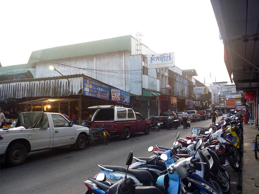  [center]เช้าวันใหม่เรามาตุนท้องที่ตลาดเช้าในตัวเมืองครับ[/center]