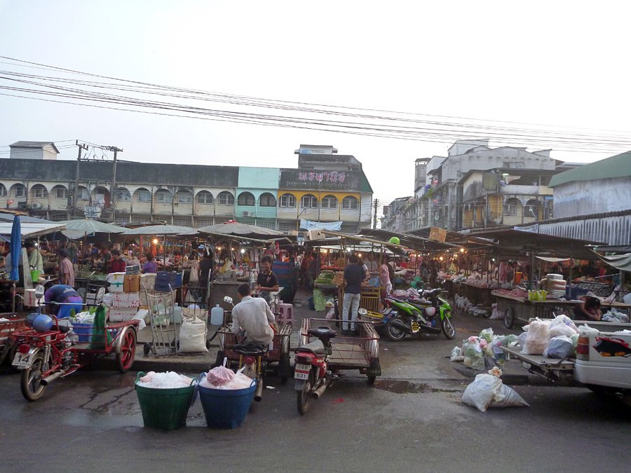  [center]ตลาดนี้ได้ชื่อว่า [b]"ตลาดโต้รุ่ง"[/b] ที่ได้ชื่อนี้เพราะ ช่วงเช้ามืด-กลางวันจะเป็นตลาดสด