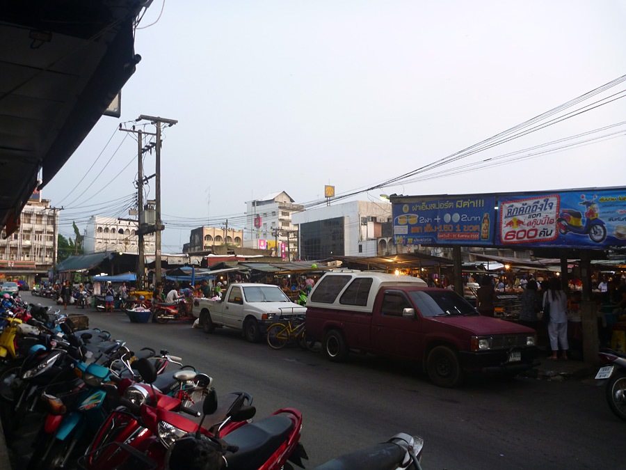  [center]ตลาดเช้า "โต้รุ่ง" ยังคงคึกคักอยู่[/center]