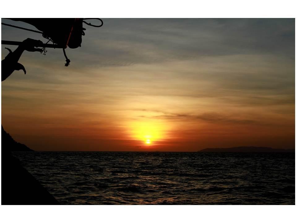 แนวพระอาทิตย์ตกมั่ง เป็นแนวที่ไม่ค่อยได้มีโอกาสถ่ายภาพเท่าไหร่....ถ่ายจากบนเรือครับ

   :cheer: :c