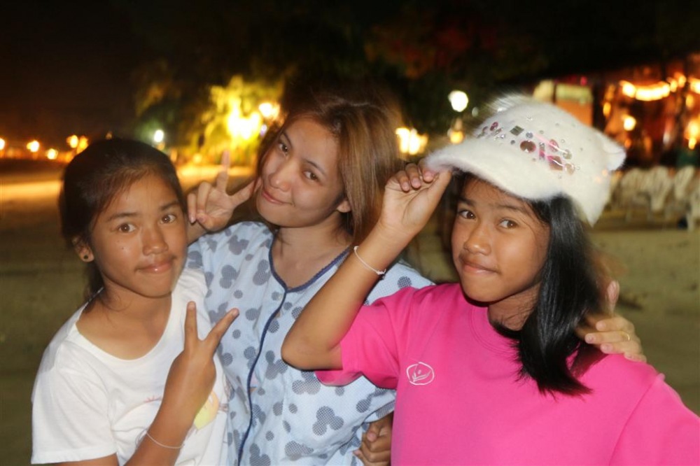 ลากันด้วยรูปหลานที่ชายหาดเกาะ พีพียามคำคืนก็แล้วกันนะครับ ..... :cheer: :cheer: :cheer: :cheer: จบกา