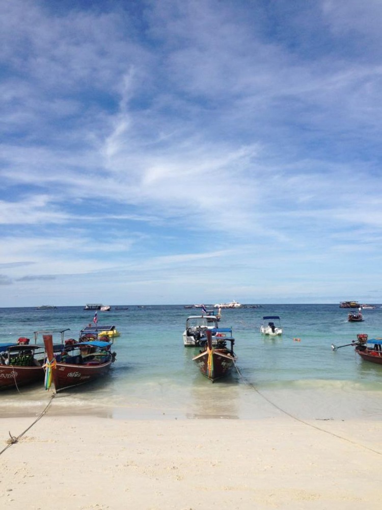 เรือที่จอดบริเวณเกาะหลีเป๊ะที่คอยไว้บริการนักท่องเที่ยวจอดกันหลายลำมากถ้าเปรียบเทียบเหมือนกับในเมือง