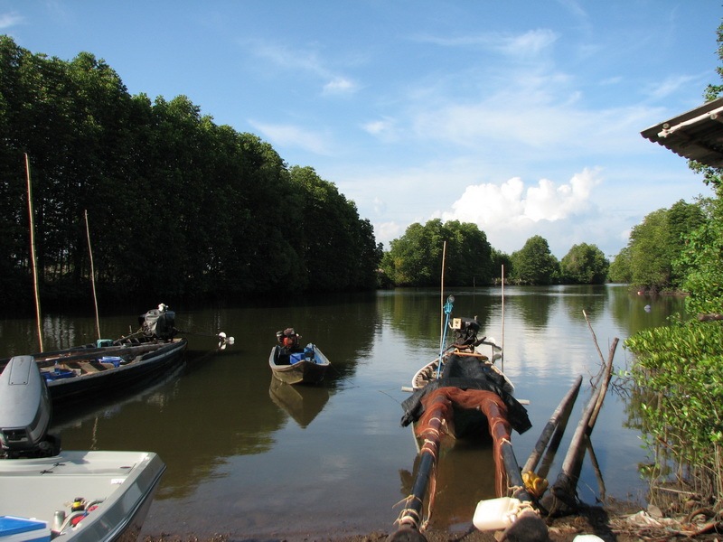 ที่หมาย  ปากคลองท่าซุง มีเรือประมงเล็กๆหลายลําจอดอยู่ครับ