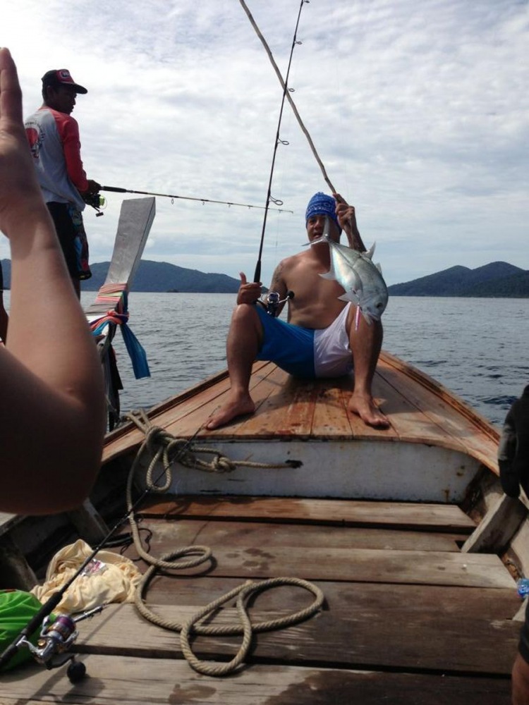 มีเรือที่ตกปลาจากเกาะมาตกอยู่ด้วยเช่นกัน เราจิ๊กได้ปลาตรงนี้ 3 ตัวเเล้วถ่ายรูปแล้วกลับเข้าเกาะทันทีค