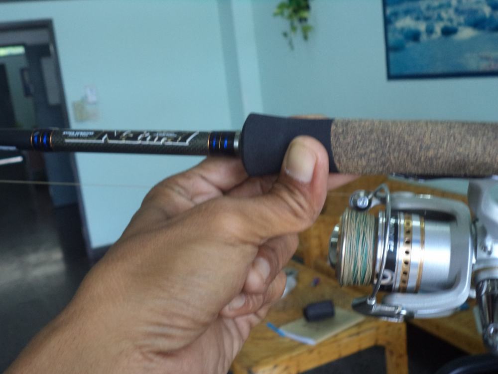 เวท 10-20 ครับ เกาะ daiwa crest 2000 ค่อนข้างหนัก (หรือเคยจับแต่เบาๆ) ไม่รู้ทำไมชอบ daiwa :think: :t