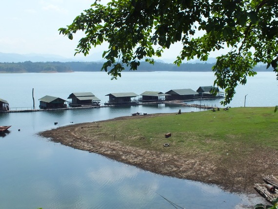 บรรยากาศแพหน้าห้องพัก :grin: :cool: