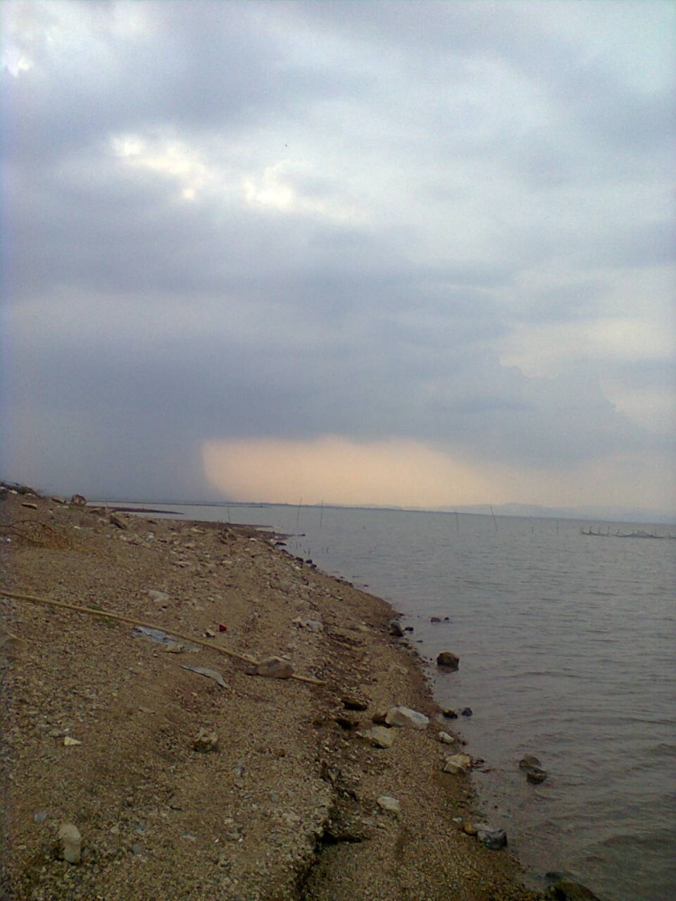 หันไปดูฟ้าฝนกำลังจะตกมาทางนี้ครับ