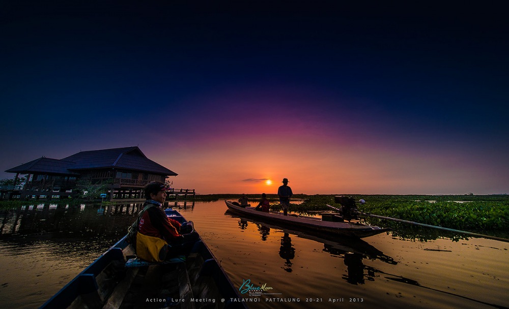 ในที่สุดผมและเป้ใบโตพร้อมคันเบ็ดก้อลงไปอยู่ในเรือโดยสวัสดิภาพ แหมมมม บรรยากาสตอนเช้านี่แจร่มมมสุดๆ ^