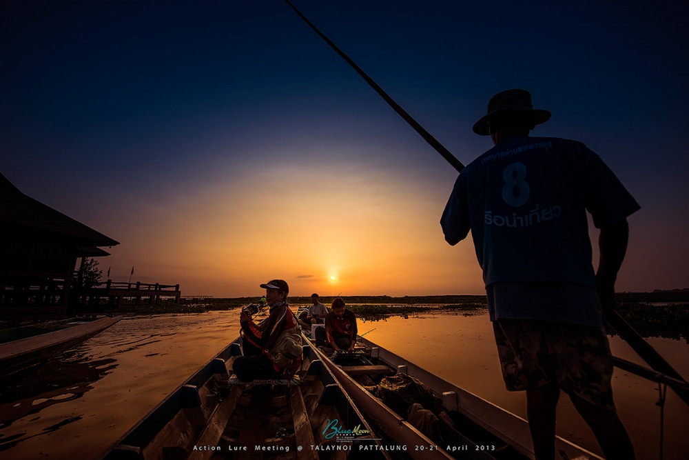 เรือเริ่มทะยอยกันออกและ ลุงลำข้างๆ เริ่มใช้ไม้ถ่อเรือออกไปเรื่อยๆ เพื่อติดเครื่อง เลยขอ silhouette s