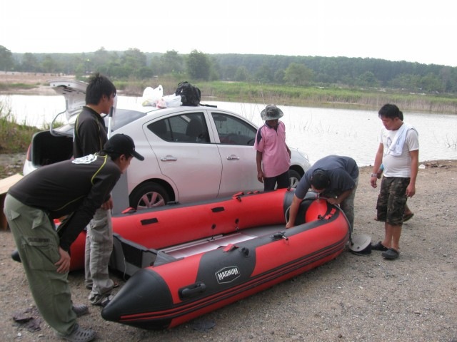 เสร็จแระ... อิอิ
สาเหตุที่ต้องเอาเรือยางมาเพราะเราได้เรือแค่ 2ลำ แต่มากัน 5คนครับ
