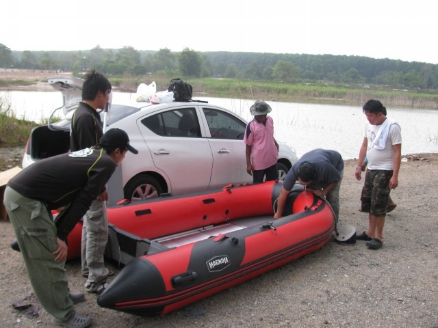 เสร็จแระ... อิอิ
สาเหตุที่ต้องเอาเรือยางมาเพราะเราได้เรือแค่ 2ลำ แต่มากัน 5คนครับ
