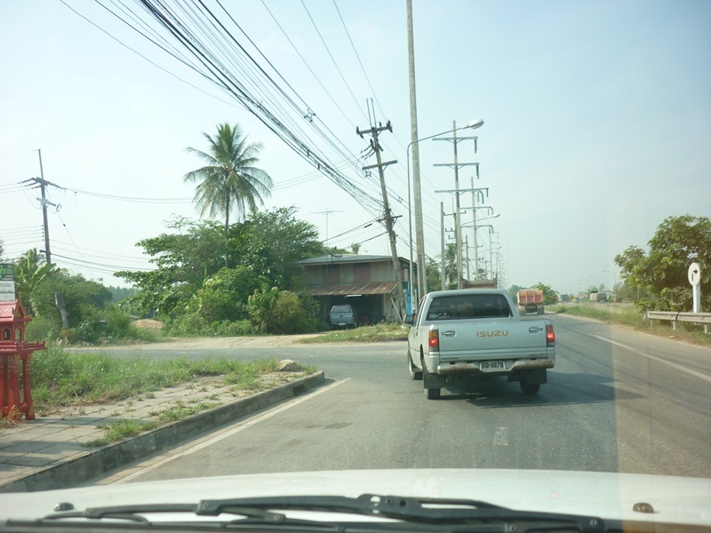                      แล้วชิดซ้ายเข้าถนนห่างจากแยกสักสองร้อยเมตรได้