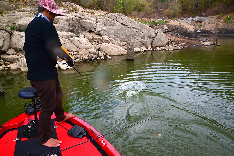 จิบตัวแรกครับ ขึ้นข้างเรือเลย :grin: