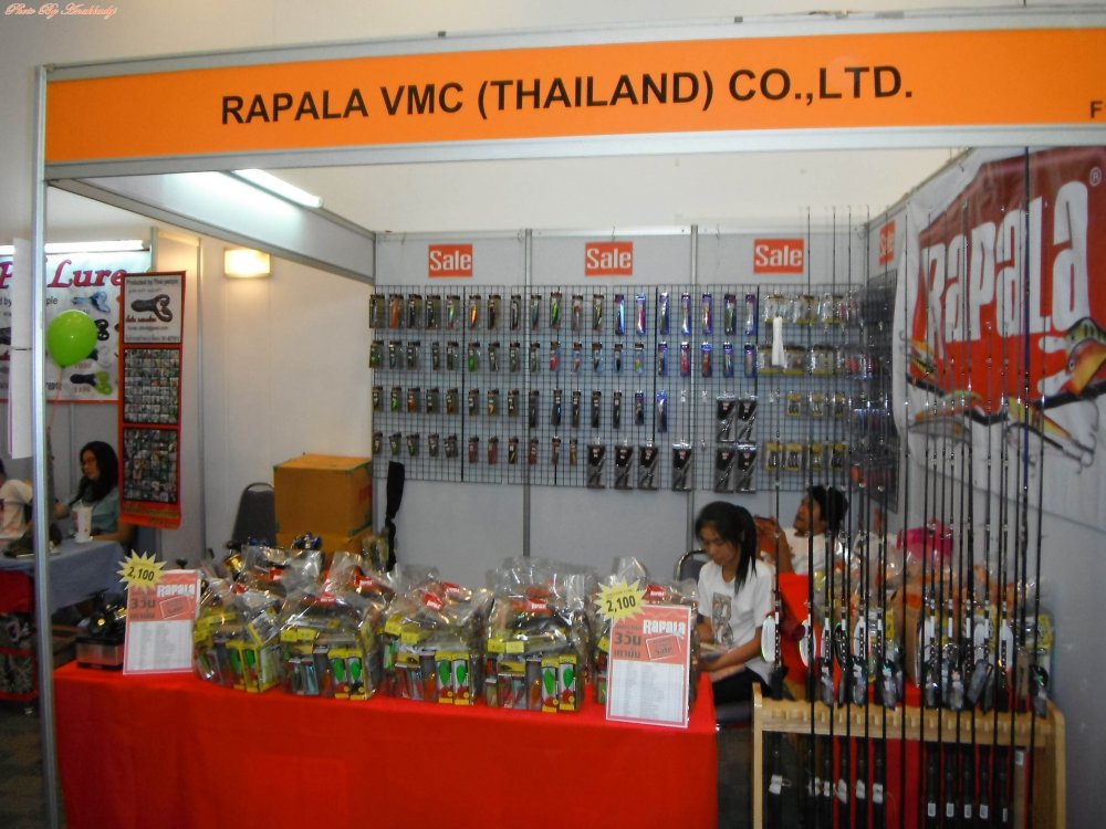 Rapala VMC ร้านนี้เป็นร้านย่อยที่อยู่รอบนอกอ่ะครับ แต่ว่ามีโปรเด็ดอยู่ในถุงเนี่ยอ่ะครับ เหยื่อจัดชุด