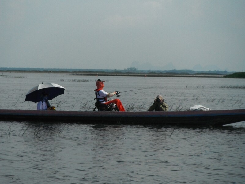                  หันมองไปที่เรือลำของเพื่อนต้อ ก็พบเข้ากับภาพนี้ ...ฝนตกเฉพาัะตรงที่ป้าแต๋วนั่งมั๊ง.