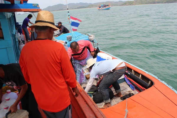 ถึงเรือแล้วเอาของขึ้นเรือเร็วๆใจร้อน