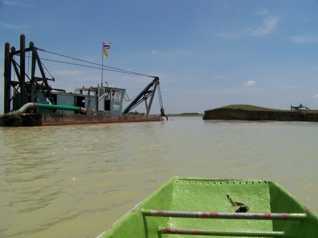 แล้วก็เจอเรือขุดลำนึง  :smile: :smile: :smile: :smile: :smile: