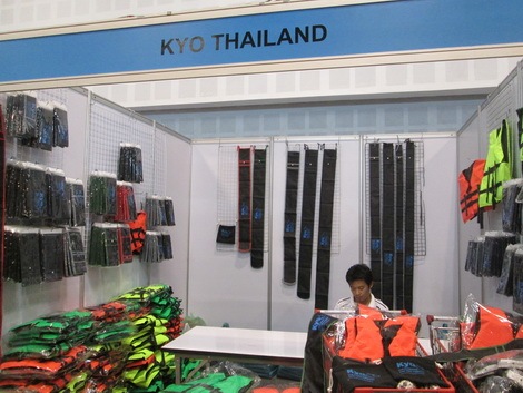 และแล้วก็มาถึงบูท  KYO THAILAND  แล้วครับมีเสื้อชูชีพมาลดราคาขายเพียบเลยคร้าบบบบบบบบบบ :cheer: :chee
