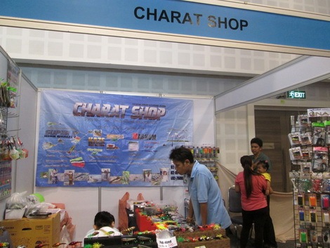 และแล้วก็มาถึงบูทของ CHARAT SHOP นะครับ มีหัวจึ้กมีสปินเนอร์มีกบยางขายด้วยครับบเพียบเลยจ้าวววววววววว
