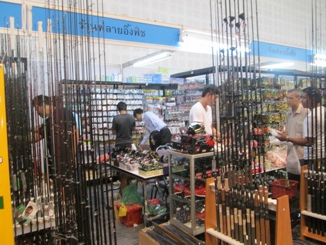 คราวนี้มาถึงร้าน ฟลายอึ้งฟิชกันบ้างครับ คันเบ้ดและสินค้าเอามาลดราคาเยอะมากๆๆเลยครับบบบ :grin: :grin:
