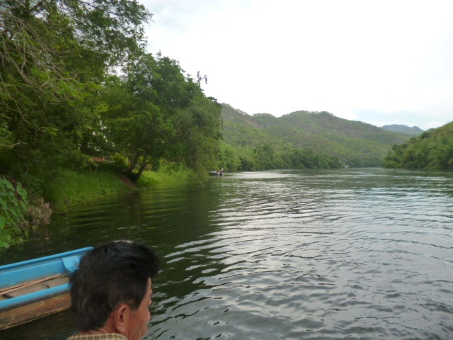 เห็นมีเรือมาจอดปั่นสปูนกันอยู่เหมือนกัน   ไม่รู้ได้ตัวกันมั่งหรือปล่าว