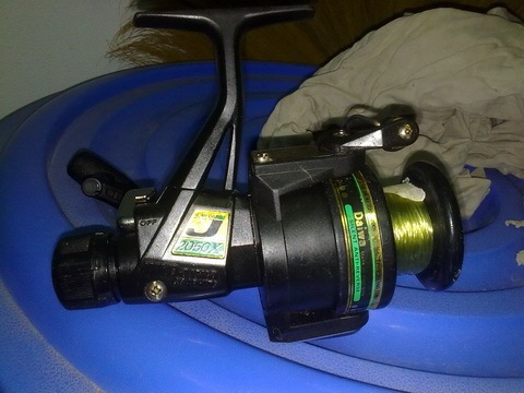 Daiwa J2050X  รุ่นนี้หมุนซ้ายได้ย่างเดียว ทำให้ผมถนัดหมุนซ้ายจนทุกวันนี้  (ยังใช้งานได้)
เก็บขึ้นหิ