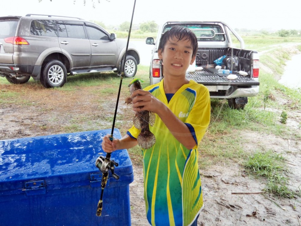 ฝนซาน้องปืนยาว 555 เอาปลาบู่ขึ้นมาอีก เล็กไปหน่อยแต่ไม่เป็นไรเล็กใหญ่นัด 1 หมด5555 :cheer: