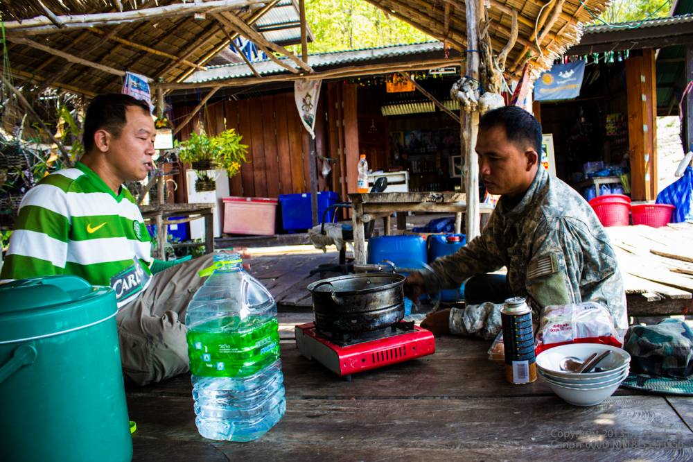 [center][b] พักซื้อนำ้ต้มมาม่ากินกันซะหน่อย 