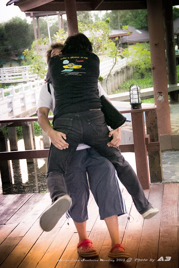 อีก 1 คู่ พี่เชษ กะ อิต่าย  เอิ่มมใจเย็นๆเพ่ กลางวันแสกๆอยู่เลยนะ 