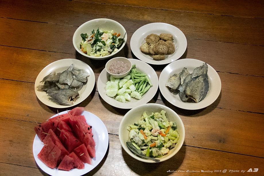 เริ่มรับประทานอาหารเย็นกันแล้ว กับข้าวเรียบง่ายแบบนี้แหละครับ แต่อิ่มไปด้วยมิตรภาพ
