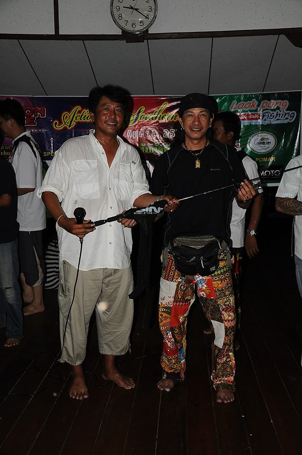 แล้วรอบนี้เราก็ได้ผู้ชนะรับคันเบ็ดไปเลยคร๊าบ ยินดีด้วยคร๊าบพี่กุ้ง นี่ขนาดมองไม่ค่อยเห้นแลขน่ะเนี่ยย