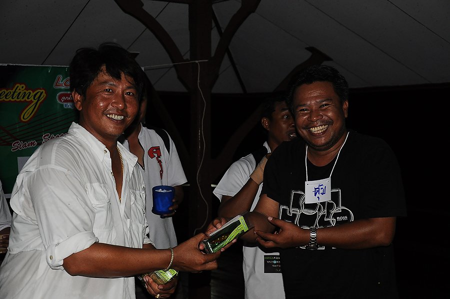พี่ตุ้มก็ได้เหยื่อ Sam ด้วย สงสารตากล้องจริงๆยิงแฟรชกันซะแบตหมดกันเลยทีเดียว :laughing: :laughing: :