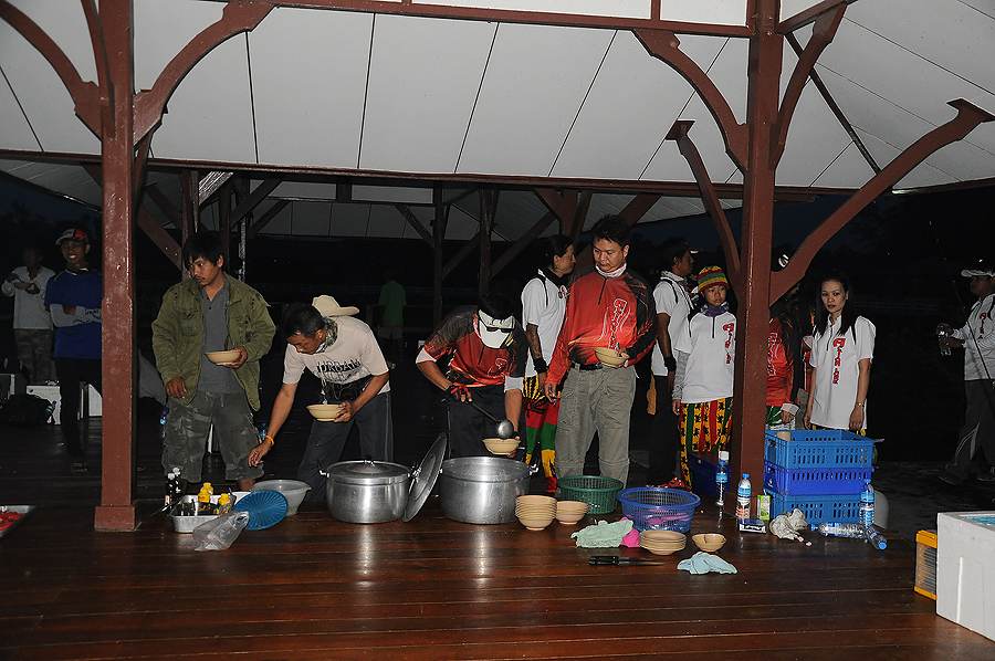ข้าวต้มก้มาแล้ว ใครสะดวกก็ลุยเลยน่ะคร๊าบบบ เอ๊ะ...แล้วต้องเลียก่อนกินด้วยป่าวว่ะไอ้ข้าวต้มเนี่ยยย ถ้