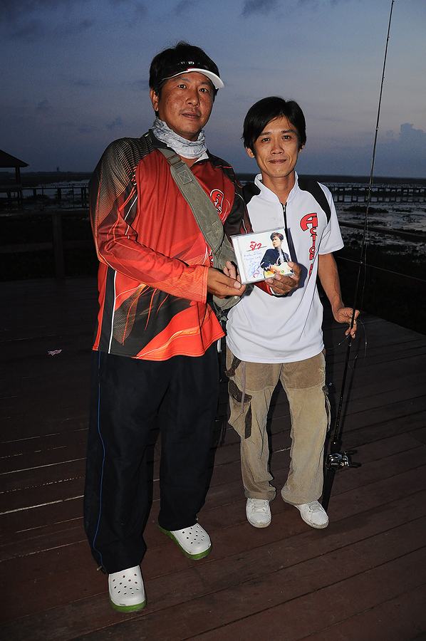 เมื่อคืนน้ายิวติดคอนเสริต์มาร่วมงานไมไ่ด้ตามมาตอนเช้า เจอหน้ามีของที่ระลึกให้โม่งด้วยเป้นอั้ลบั้มชุด